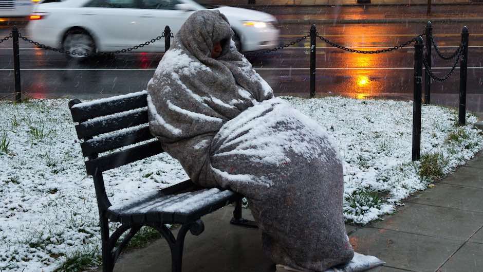 image homeless in a park bench for monografias weather and mortality eltiempoentuojete