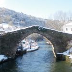 navia de suarna puente medieval nevado