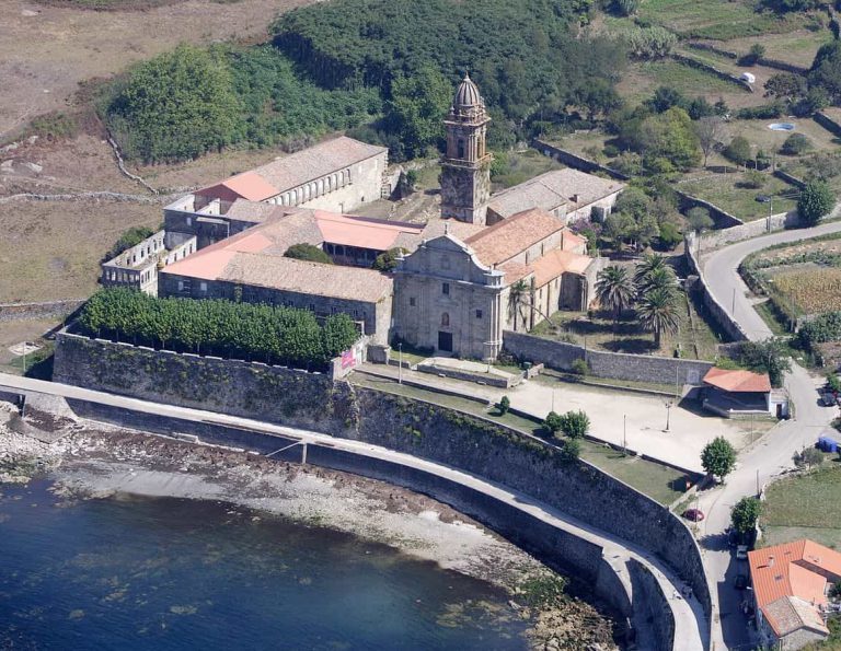 vista aerea del monasterio de oia en baiona