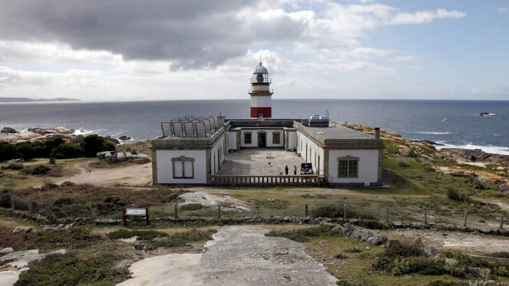 faro de isla de sálvora vista frontal