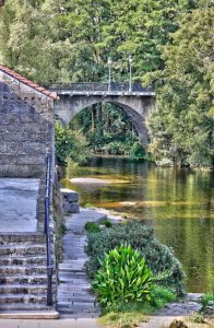 vista de puente sobre rio verdugo al paso por pontecaldelas