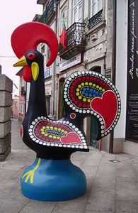 gallo de barcelos gigante en la calle