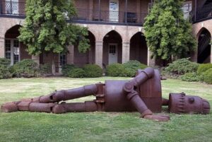 escultura goldie 1971 en campus de universidad de alabama, tuscaloosa