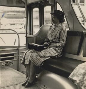 rosa parks sentada en autobus de montgomery, alabama