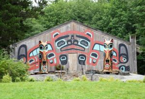 villa nativa con totems en ketchikan, alaska