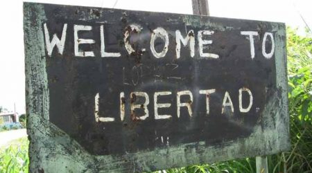 cartel bienvenida a libertad en belize-min